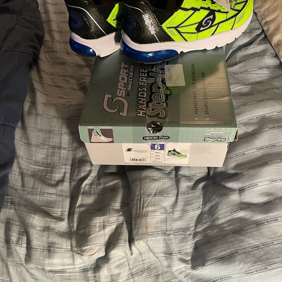 Skechers Green and Black Sneakers with Breathable Upper - Picture 4 of 4